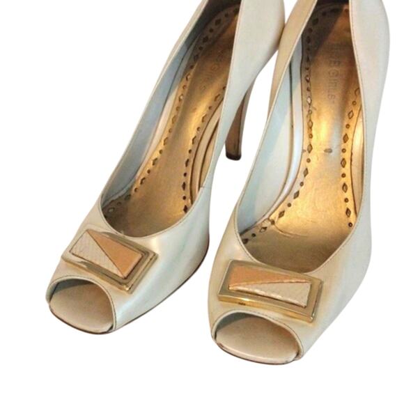BCBG Leather Heels Open Toe Pumps Sz 10B Ivory Gold Emblem Accent BCBGirls City - Picture 5 of 16